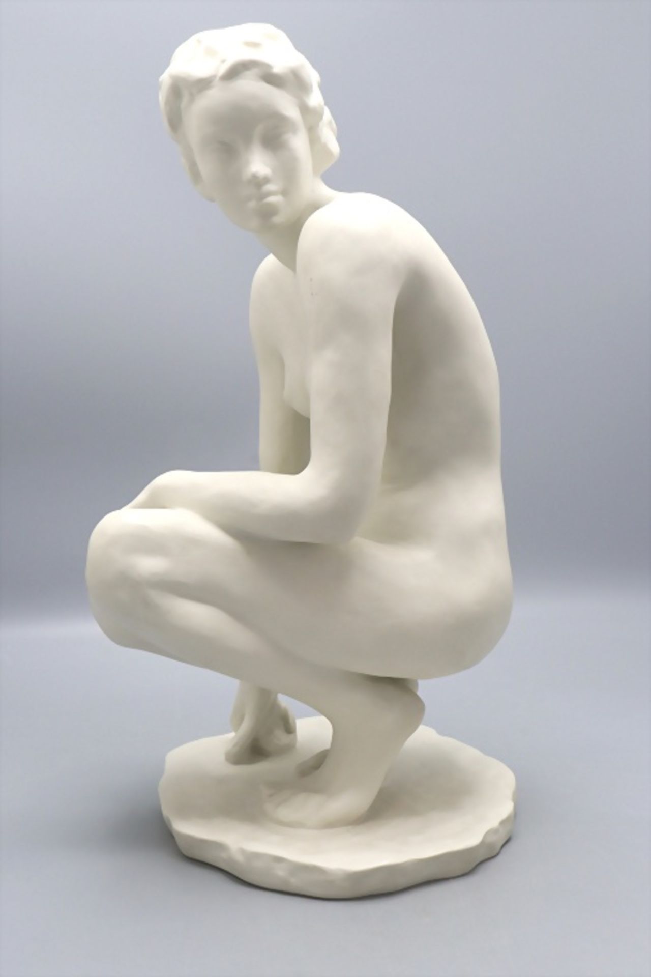 Porzellanfigur 'Die Hockende' / A porcelain figure of 'A crouching woman', Fritz Klimsch, ... - Image 2 of 8