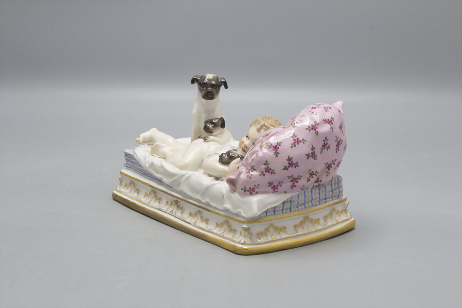 Kind mit 3 Mopshunden / A child with 3 pug dogs, Meissen, Ende 19. Jh. - Image 2 of 5