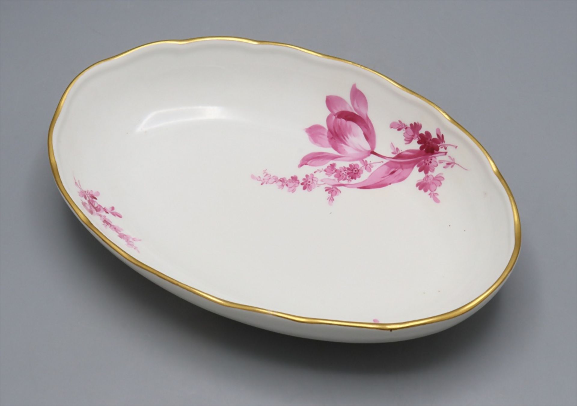 Ovale Schale mit Purpurmalerei / An oval bowl with purple flowers, Meissen, Mitte 19. Jh.