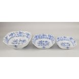 3 Schalen mit Zwiebelmuster / 3 bowls with onion pattern, Meissen, 2. Hälfte 20. Jh.