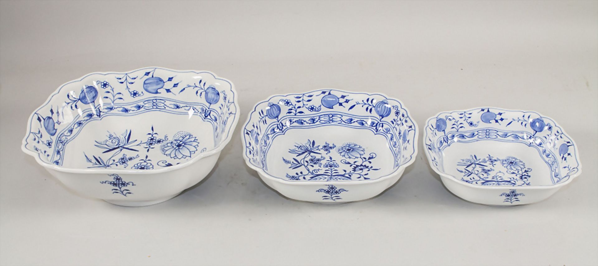 3 Schalen mit Zwiebelmuster / 3 bowls with onion pattern, Meissen, 2. Hälfte 20. Jh.