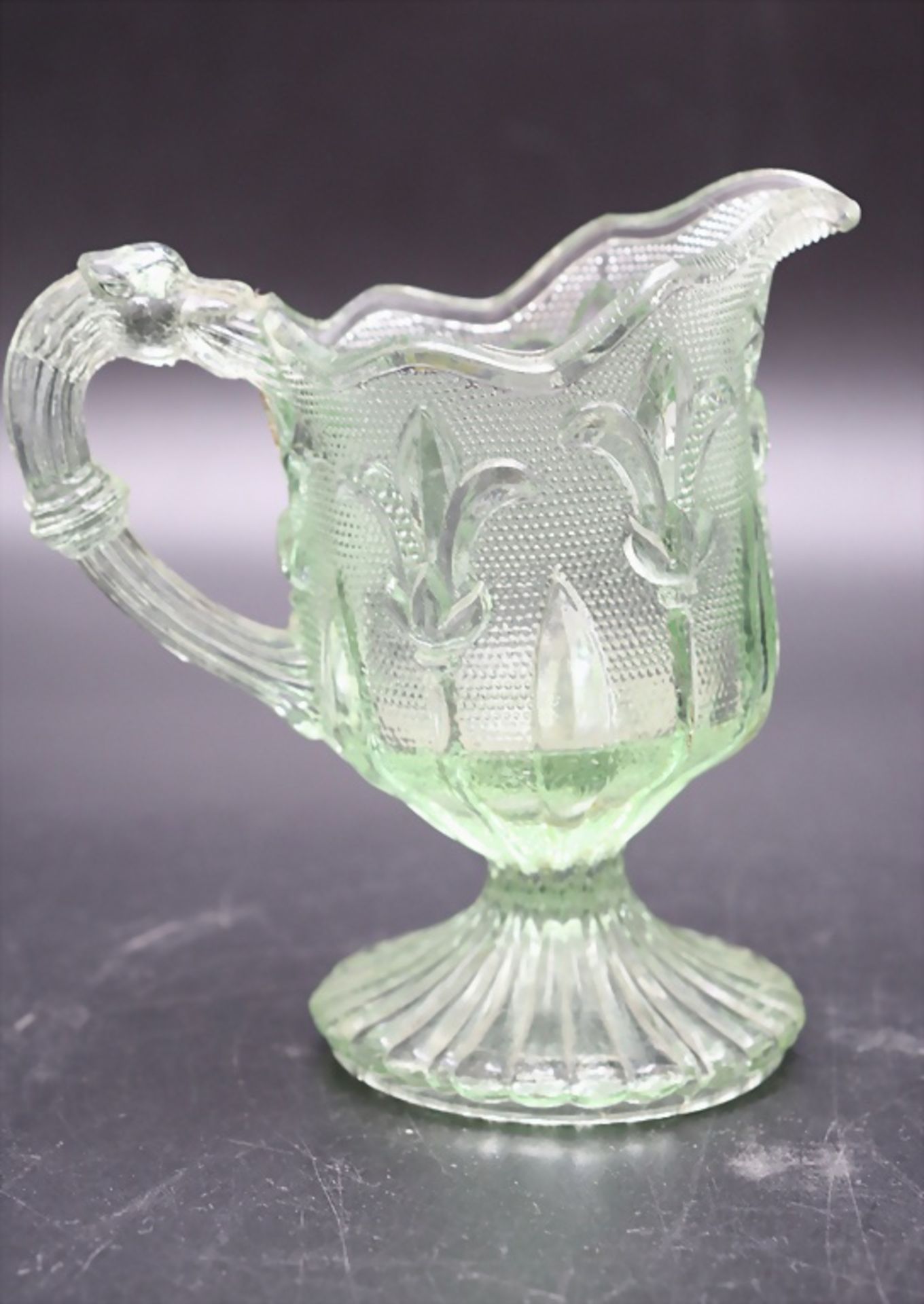 Frühes Pressglaskännchen mit Hundekopfhenkel / Uranglas / An early moulded uranium glass jug / ... - Image 3 of 6