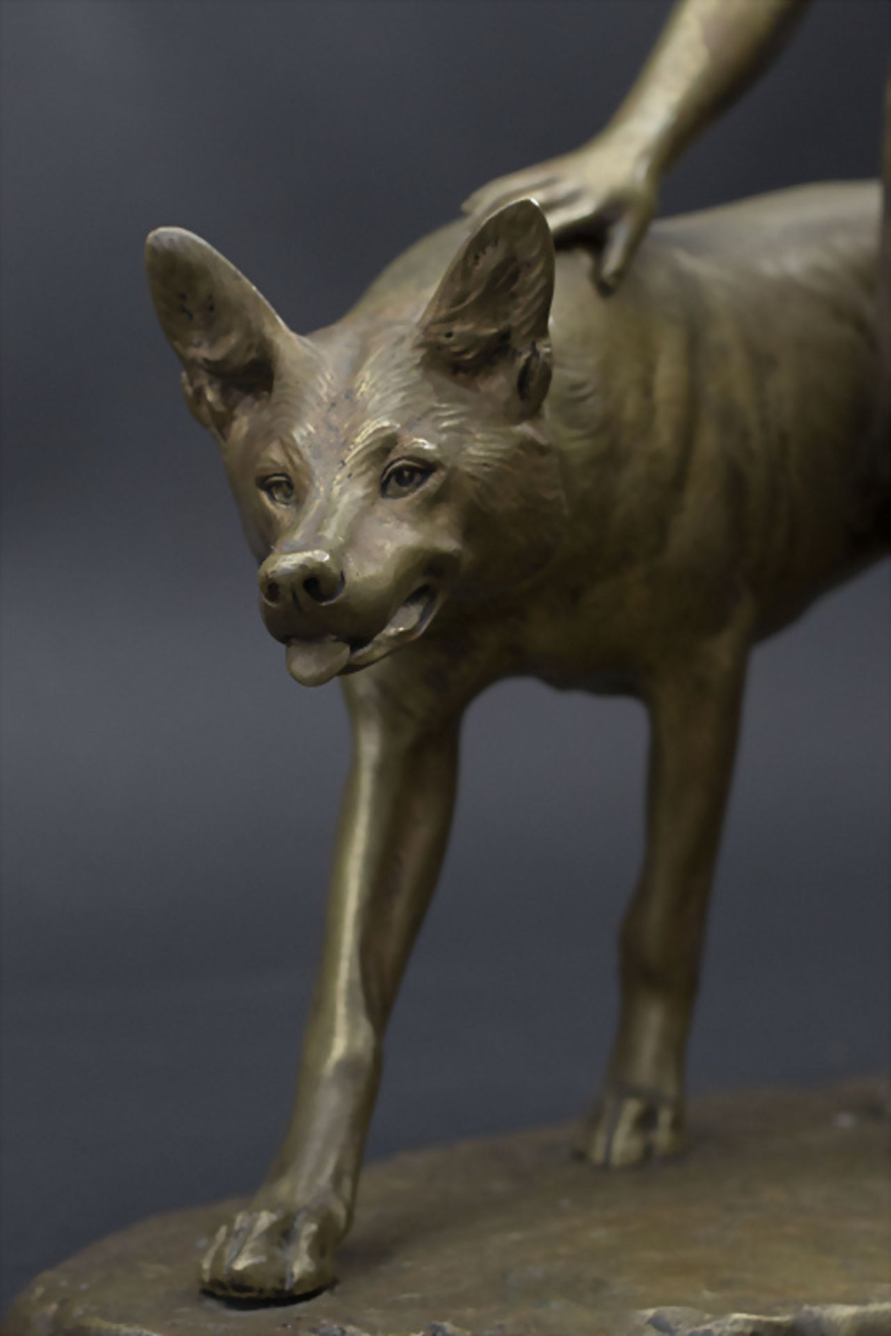 Louis RICHÉ (1877-1949), Bronzeplastik 'Mädchen mit zwei Hunden' / A bronze sculpture 'Girl ... - Image 9 of 9