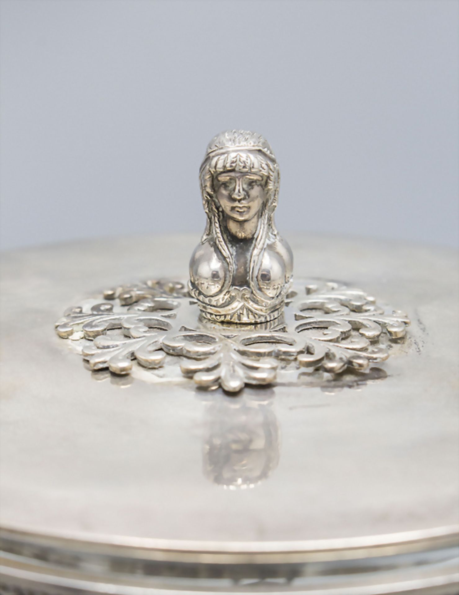 Empire Bonbonniere / An Empire silver candy bowl with lid, Paris, 1798-1809 - Image 4 of 6