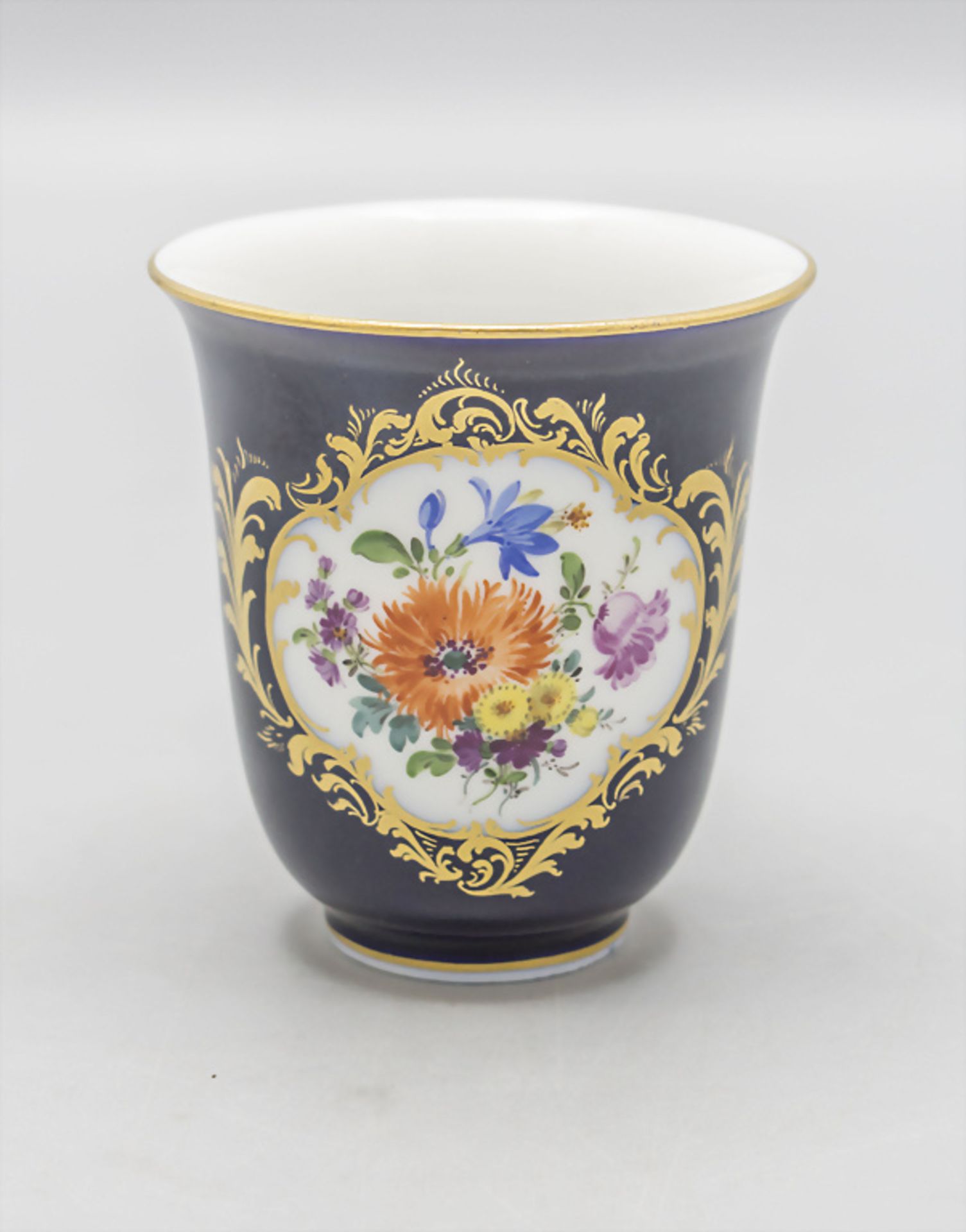 Becher mit Blumenbouquet / A beaker with a flower bouquet, Meissen, Pfeifferzeit, 1924-1934