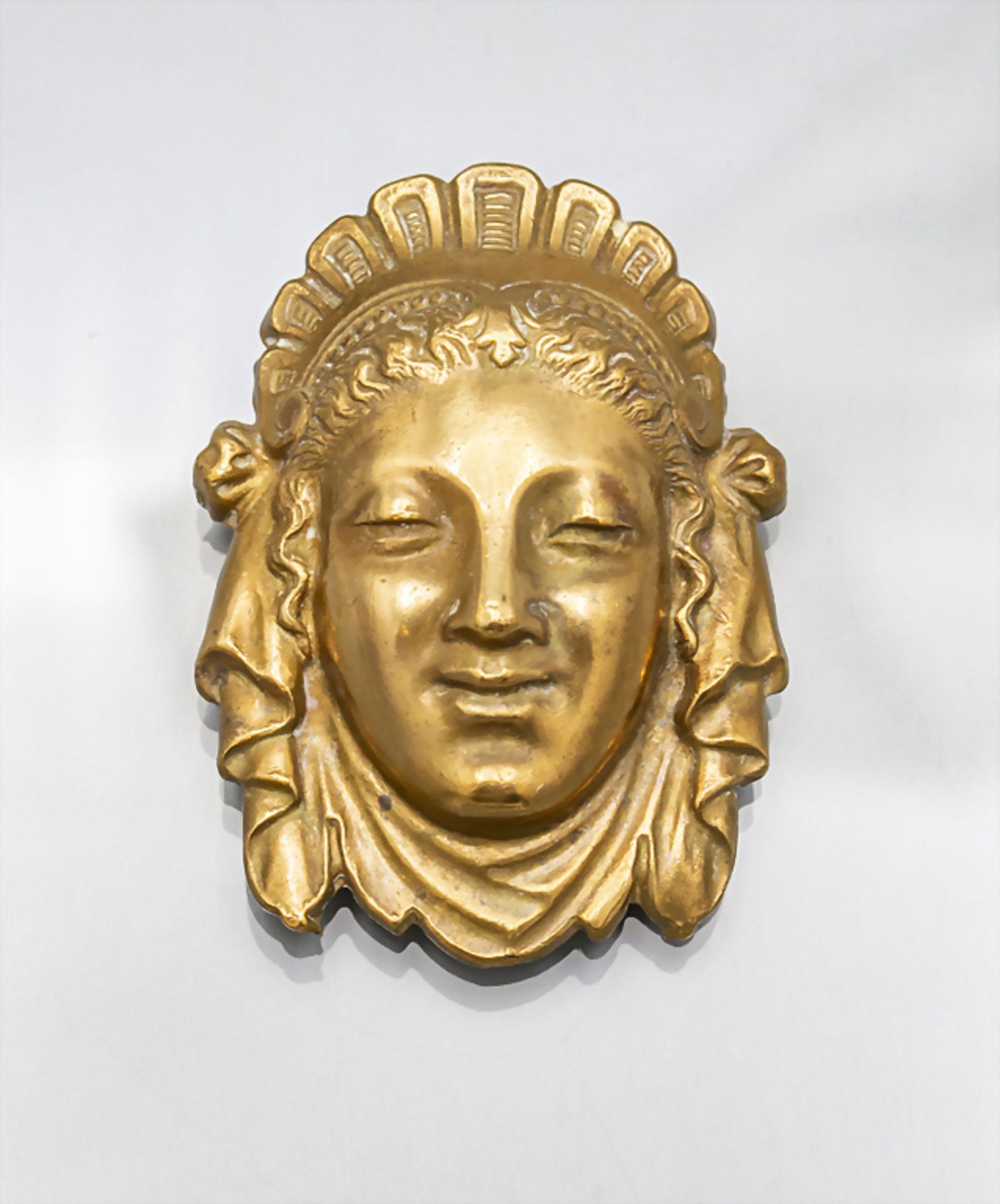 Brosche 'Antiker Kopf einer Griechin' / A brass brooch 'head of a Greek woman', um 1900