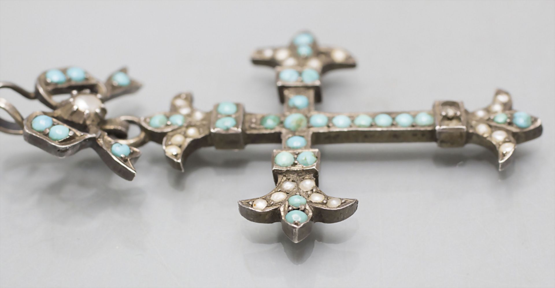 Louis XVI Kreuzanhänger mit Türkisen und Perlen / A Louis XVI cross pendant with turquoises ... - Bild 2 aus 3