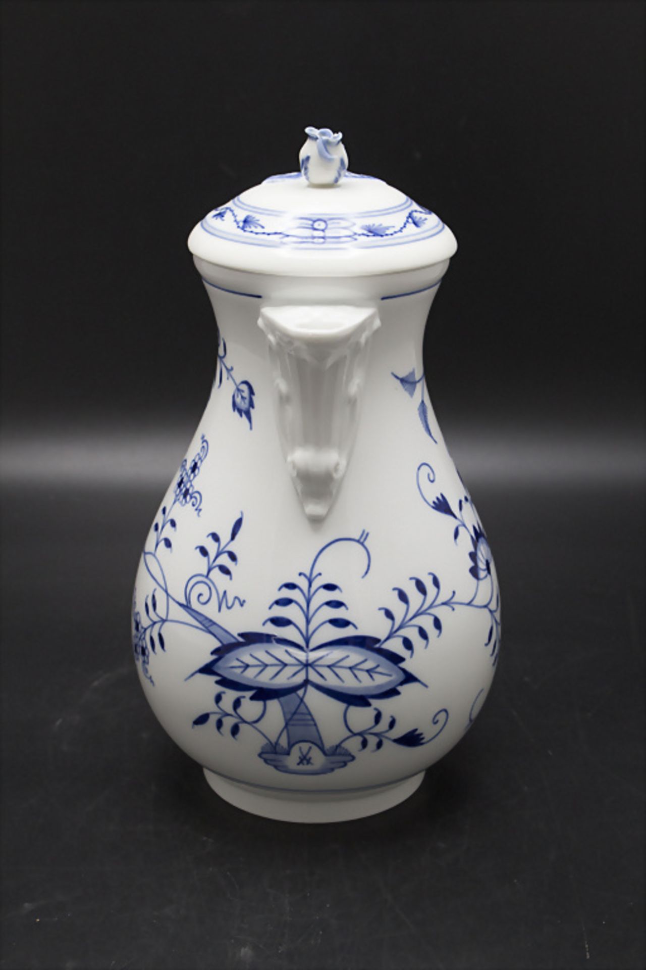 Kaffeekanne mit Zwiebelmuster / A coffee pot with onion pattern, Meissen, 2. Hälfte 20. Jh. - Image 2 of 5