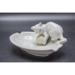 Aschenbecher mit spielender Katze / An ashtray with a playing cat, K. Tutter, Hutschenreuther ...