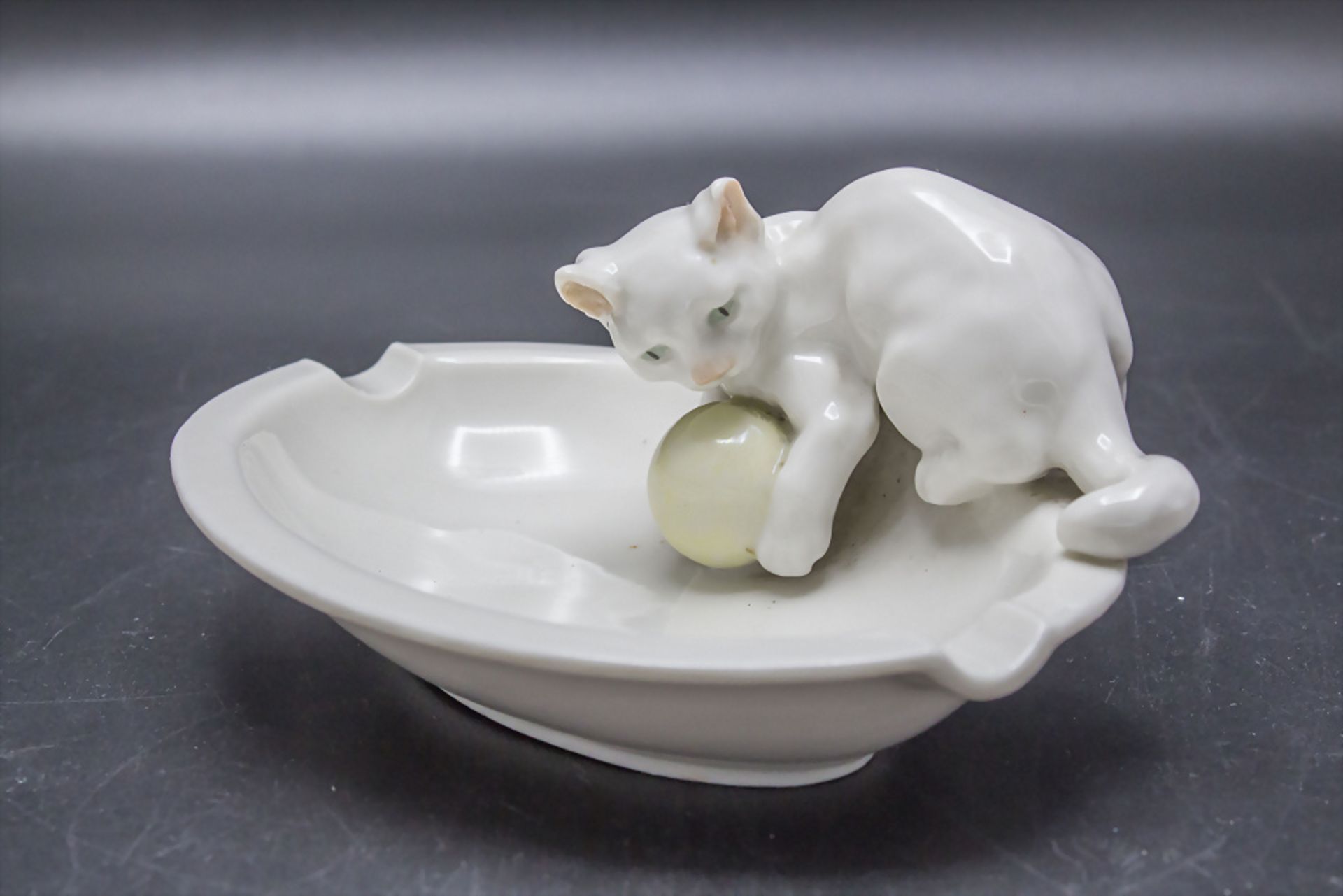 Aschenbecher mit spielender Katze / An ashtray with a playing cat, K. Tutter, Hutschenreuther ...