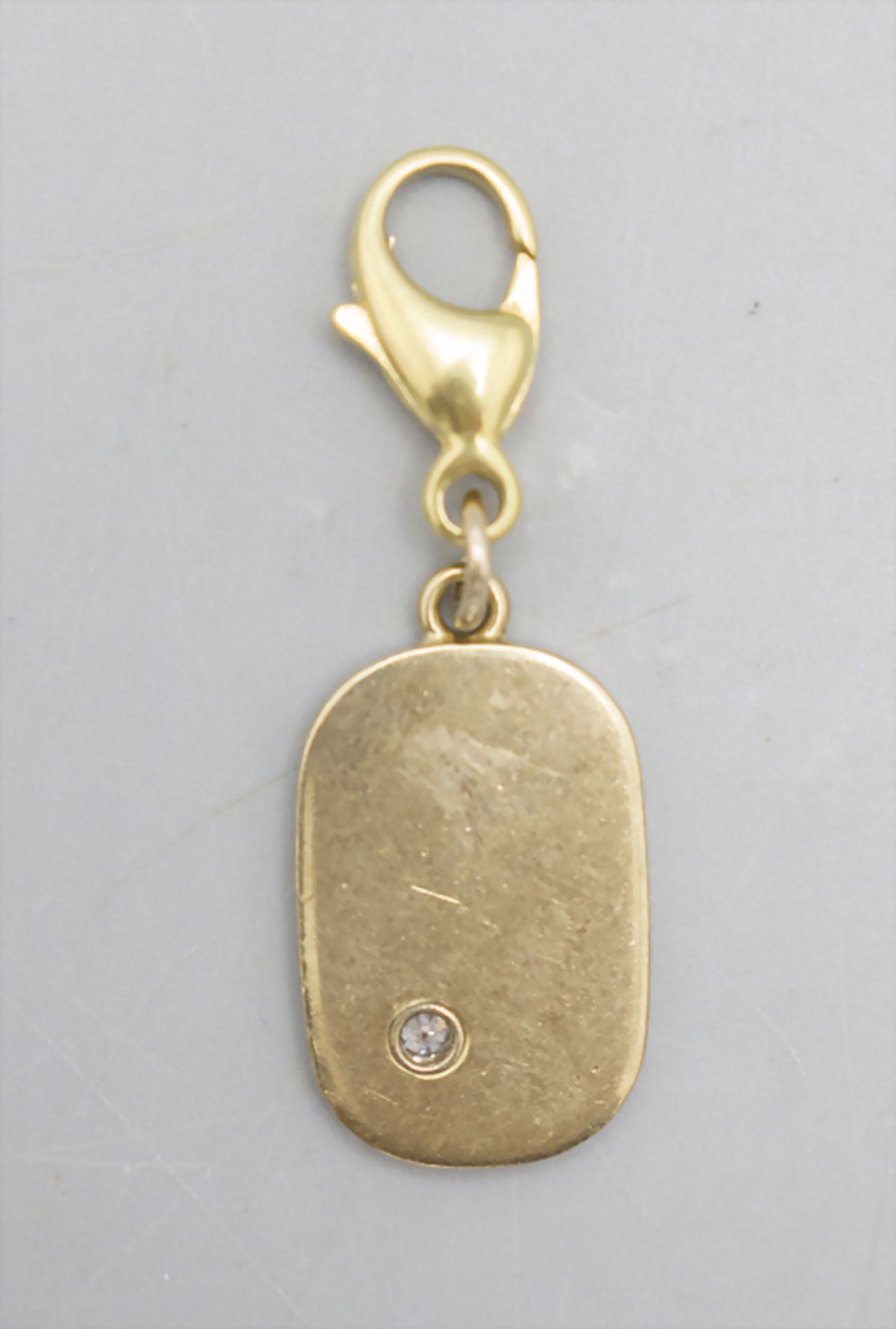 Anhänger mit Diamant und Karabinerverschluß / A gold pendant with diamond and a 14 ct gold clasp - Bild 2 aus 2