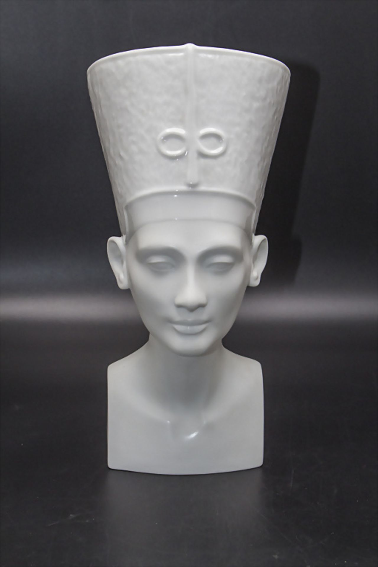 Porzellanfigur 'Büste der Nofretete' / A porcelain figure 'The bust of Nefertiti', Rosenthal, ...
