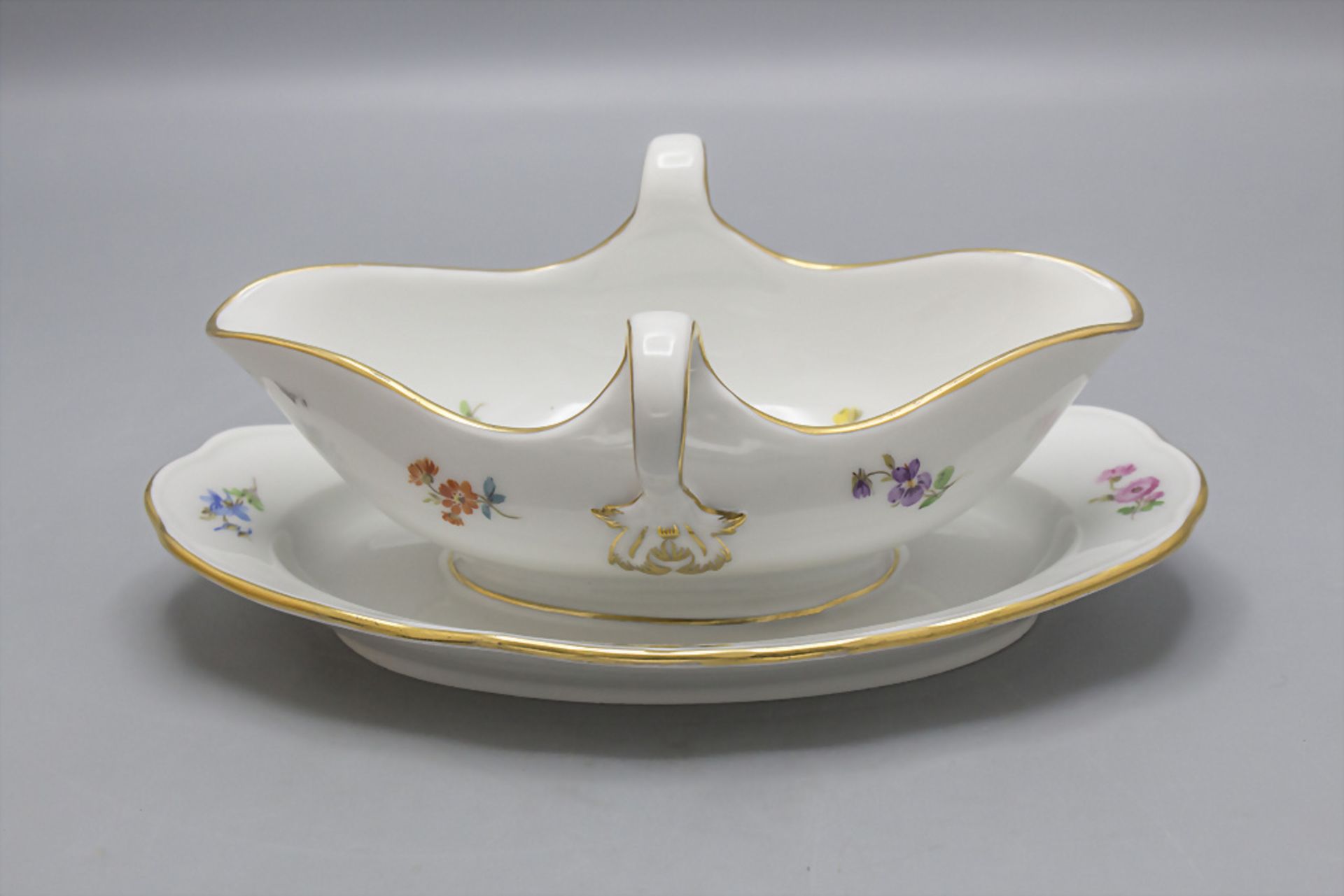 Sauciere mit Streublumen / A sauce boat with scattered flowers, Meissen, wohl 20. Jh. - Image 3 of 5