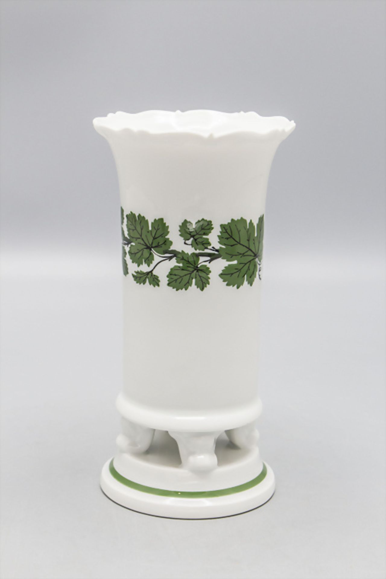 Vase mit Weinlaub / A vase with vine leaves, Meissen, Pfeifferzeit 1924-1934 - Image 2 of 3