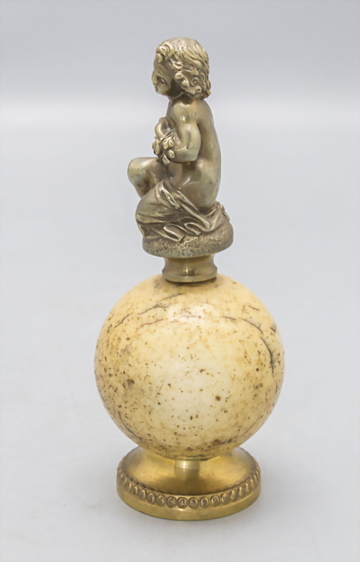 Bronze Mädchen mit Blumengirlande auf Kugel / A bronze girl with a flower garland on a ball, ... - Bild 2 aus 5