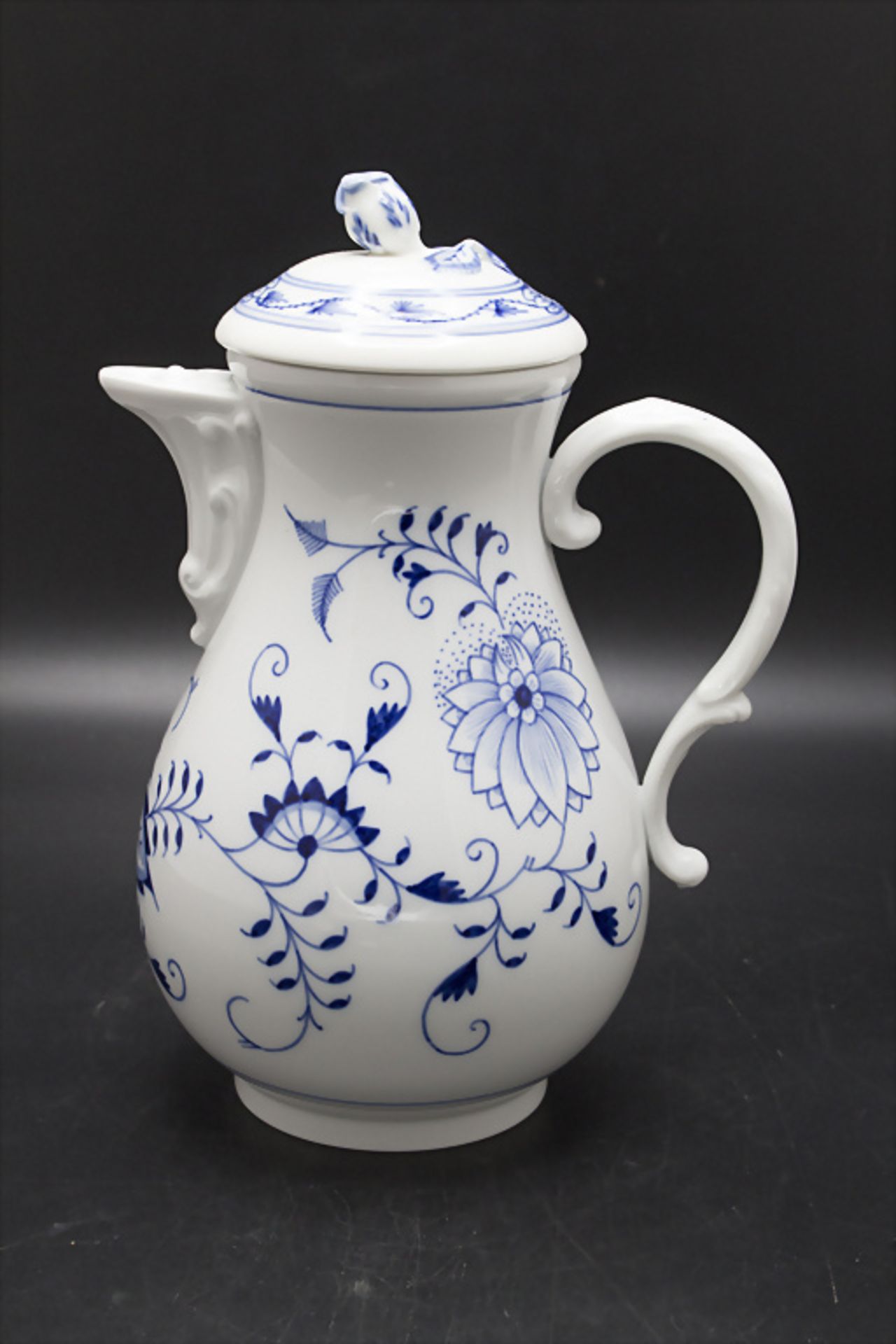 Kaffeekanne mit Zwiebelmuster / A coffee pot with onion pattern, Meissen, 2. Hälfte 20. Jh.