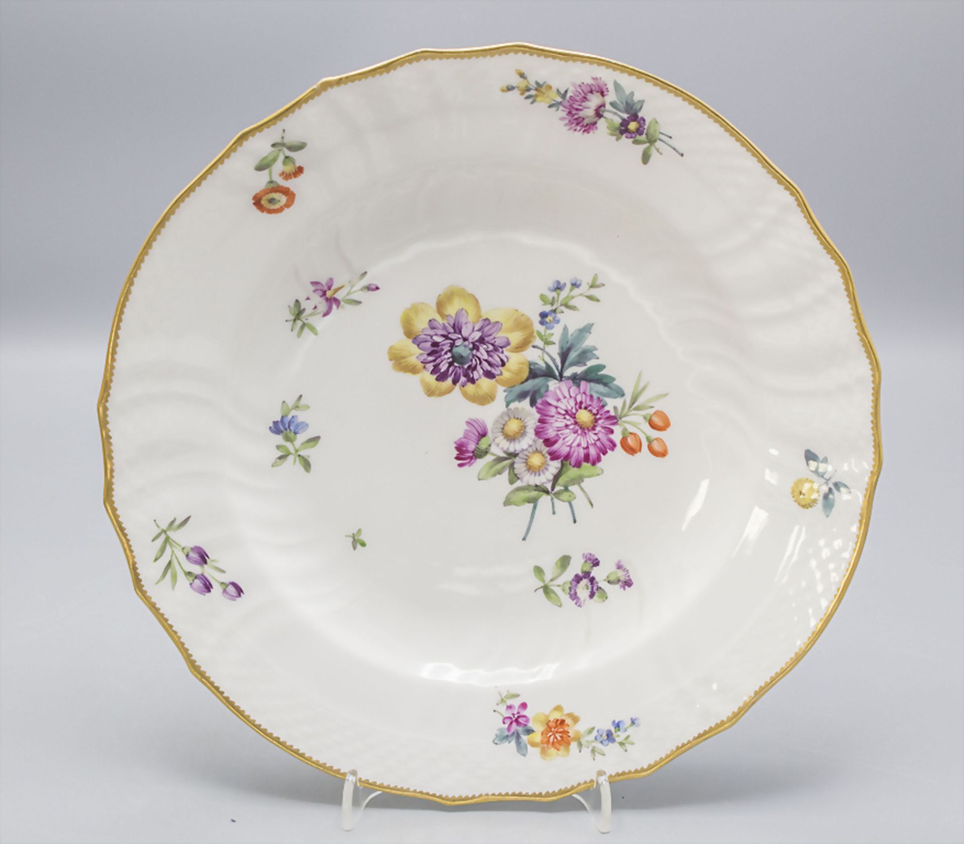 Teller mit Blumenmalerei / A plate with flower bouquets, Royal Copenhagen, Ende 19. Jh.