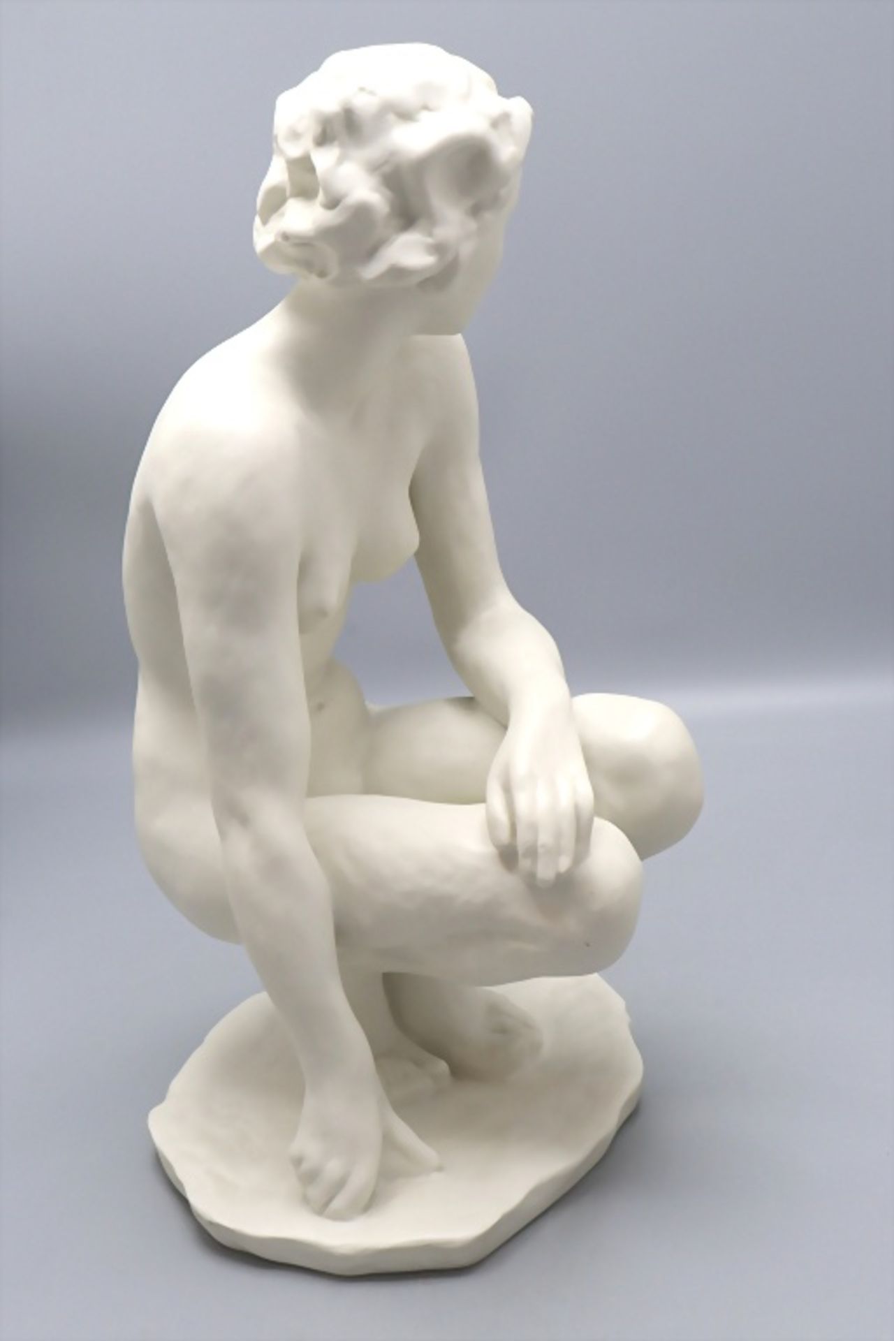 Porzellanfigur 'Die Hockende' / A porcelain figure of 'A crouching woman', Fritz Klimsch, ... - Image 5 of 8