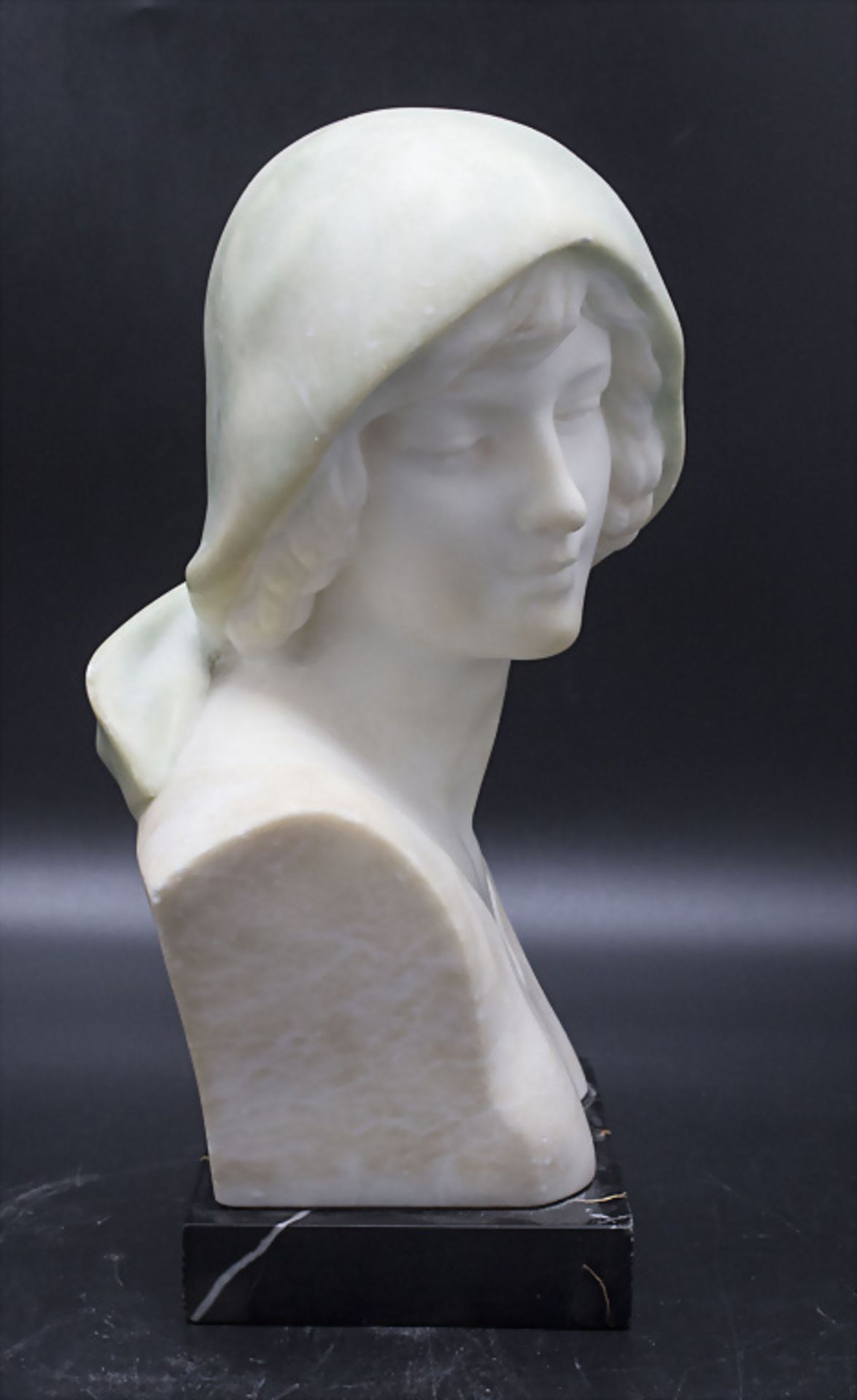 Marmorbüste eines Mädchens / A marble bust of a girl, um 1920 - Image 6 of 8