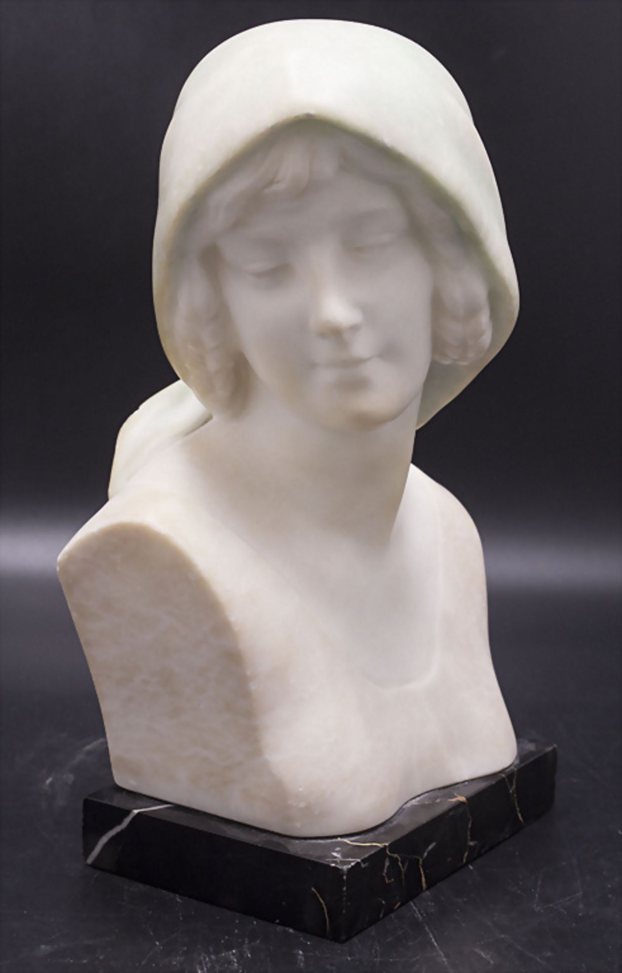 Marmorbüste eines Mädchens / A marble bust of a girl, um 1920