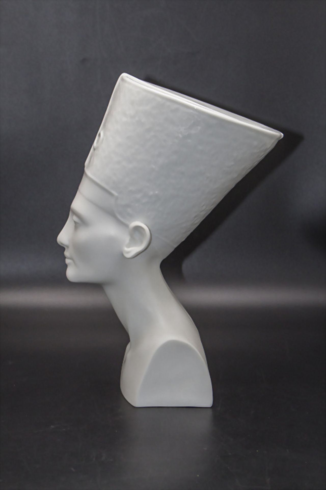 Porzellanfigur 'Büste der Nofretete' / A porcelain figure 'The bust of Nefertiti', Rosenthal, ... - Image 2 of 5