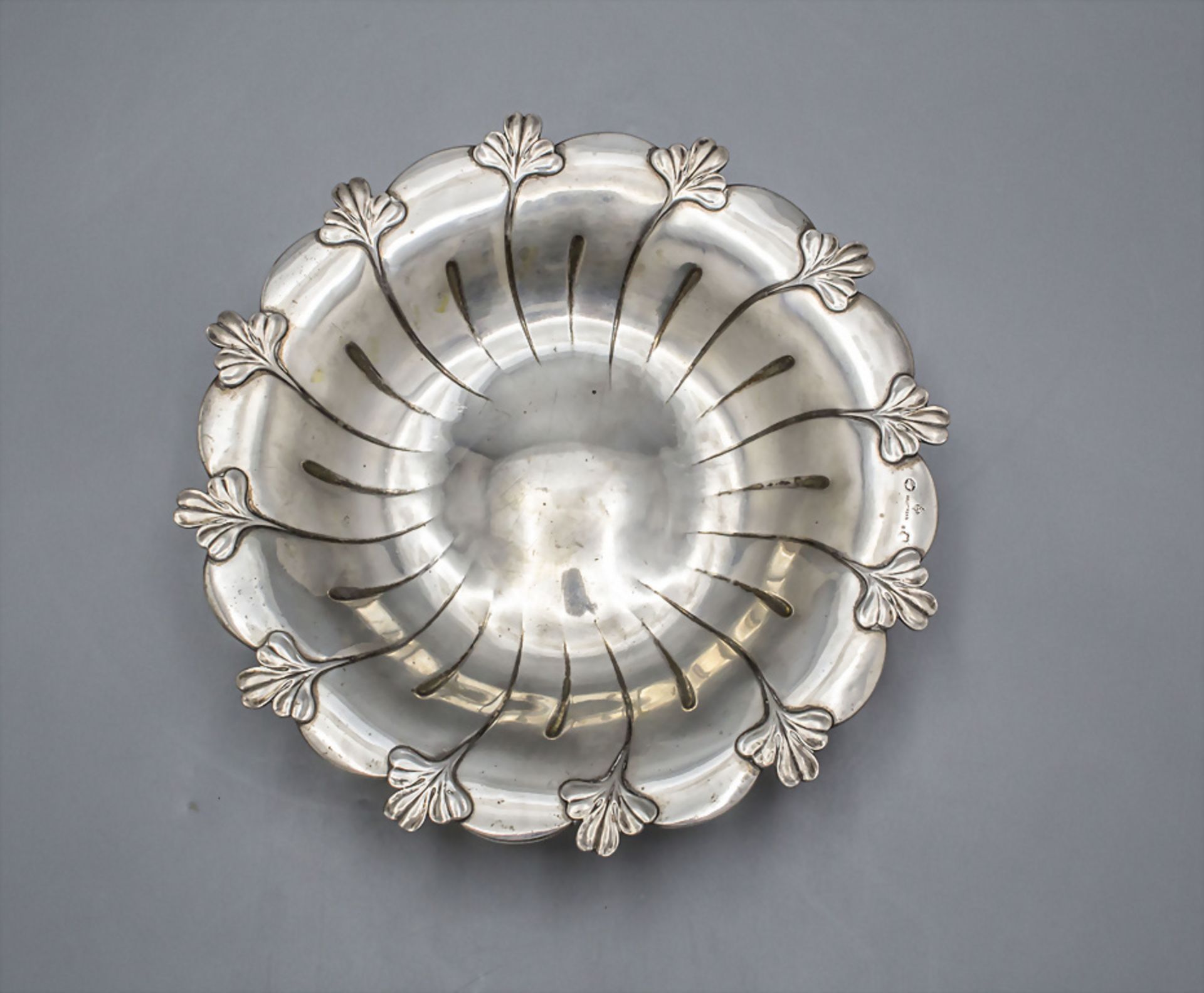 Jugendstil Anbietschale mit Kleeblättern / An Art Nouveau silver footed bowl with shamrocks, ...