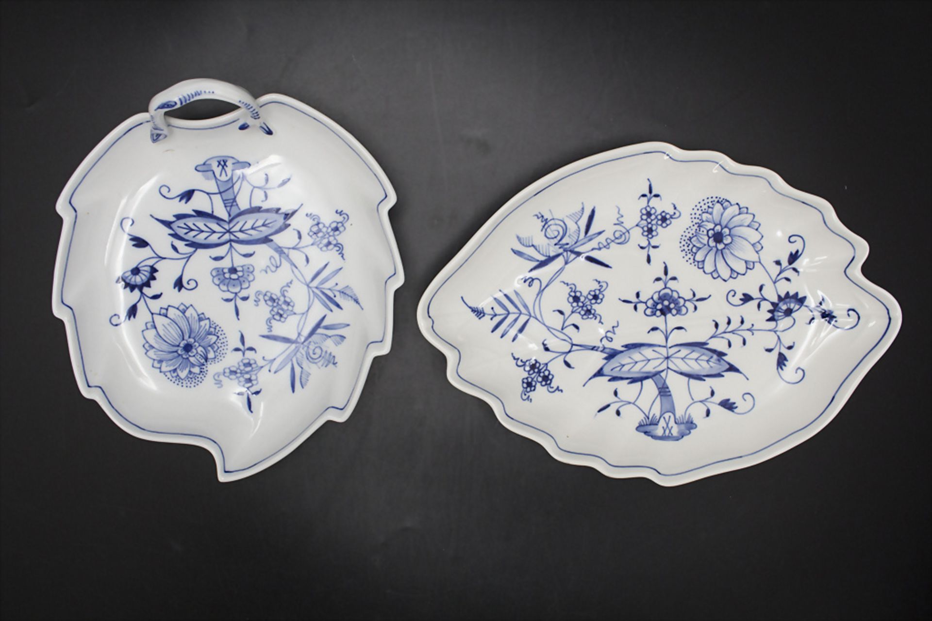 2 kleine Anbietschalen mit Zwiebelmuster / 2 small serving bowls with onion pattern, Meissen, ...