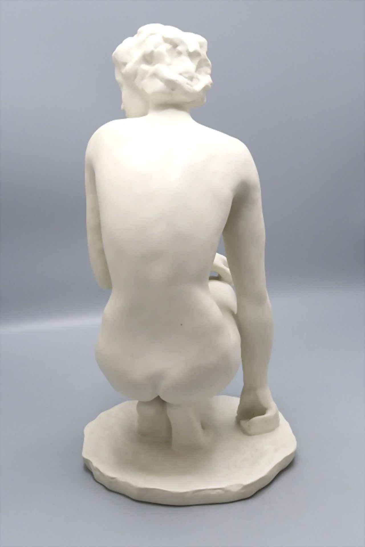 Porzellanfigur 'Die Hockende' / A porcelain figure of 'A crouching woman', Fritz Klimsch, ... - Image 3 of 8