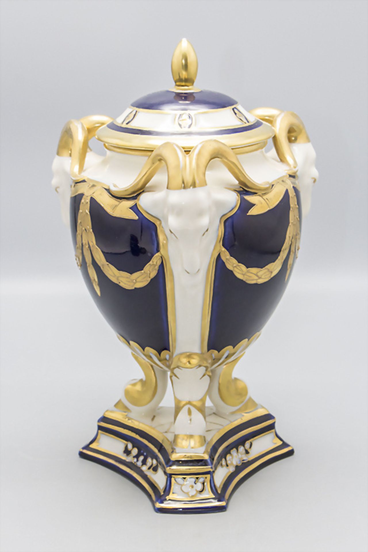 Figürliche Deckelvase / A figural lidded vase, Royal Dux, Böhmen, 1920er Jahre