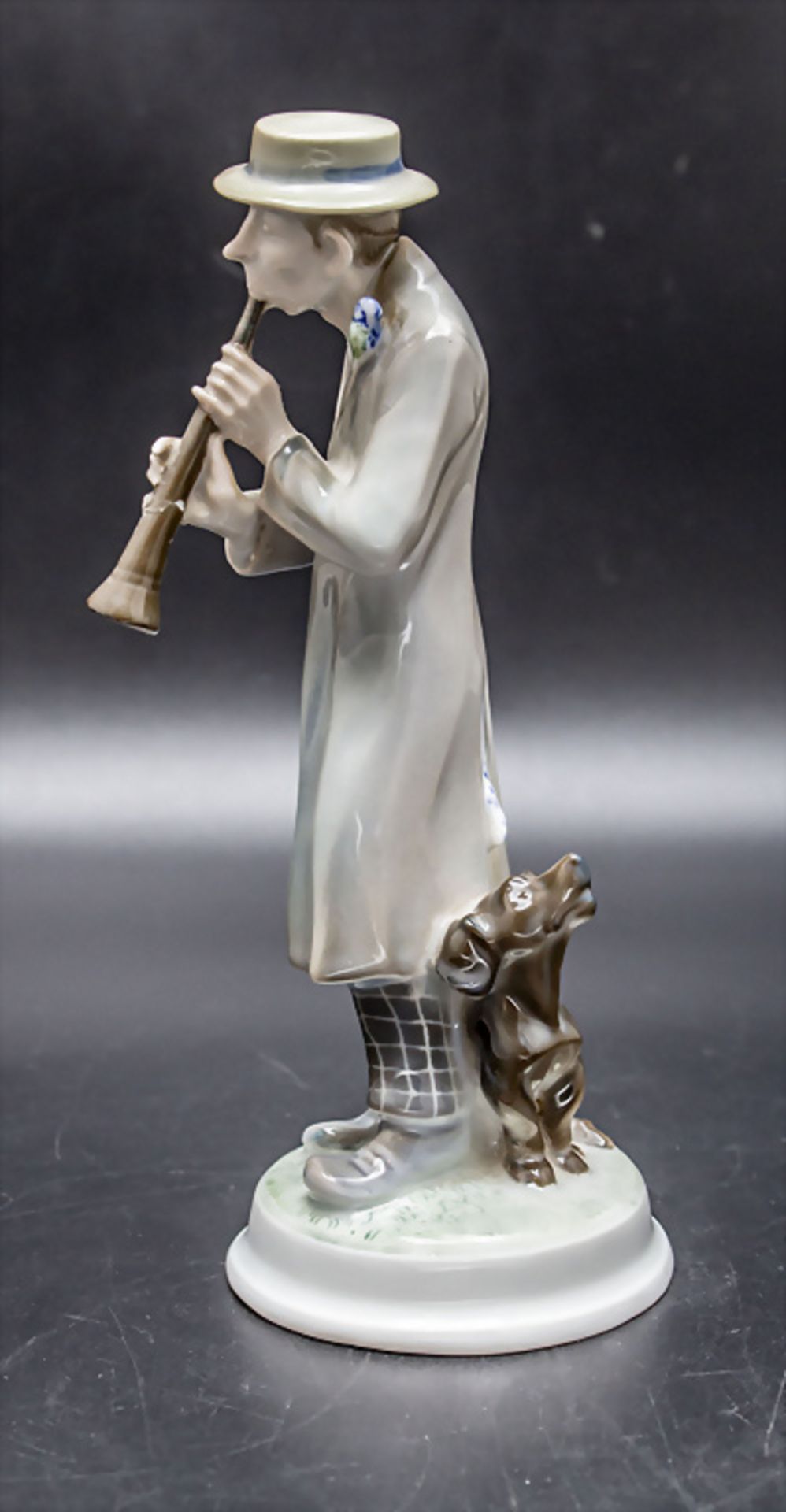 Porzellanfigur 'Klarinettist mit Hund' / A porcelain figure of a clarinetist with dog, ... - Image 2 of 6