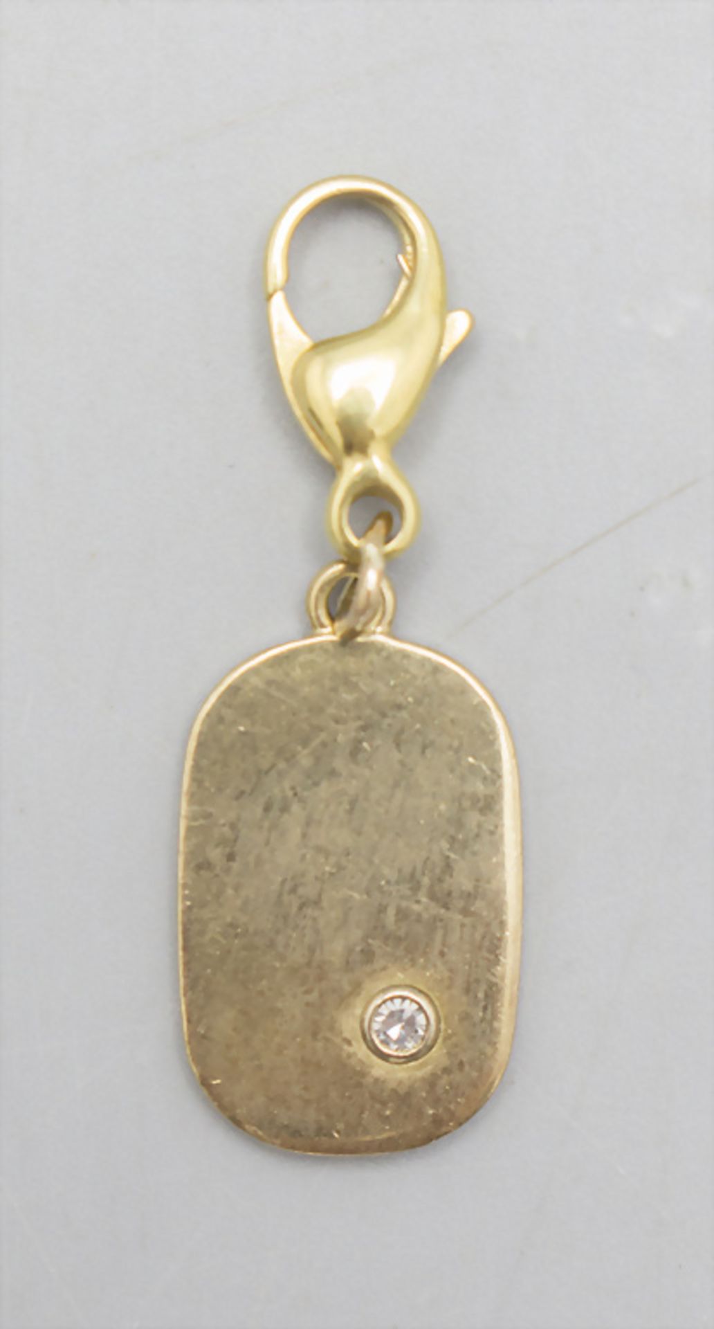 Anhänger mit Diamant und Karabinerverschluß / A gold pendant with diamond and a 14 ct gold clasp