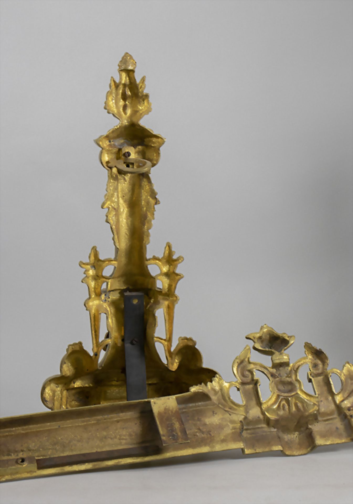 Paar Louis-Seize Kaminböcke / A pair of bronze fireplace chenets/andirons, Frankreich, 1. ... - Image 5 of 5