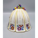 Art Déco Porzellan Wandlampe / An Art Deco porcelain wall lamp, HENRI DELCOURT, ...