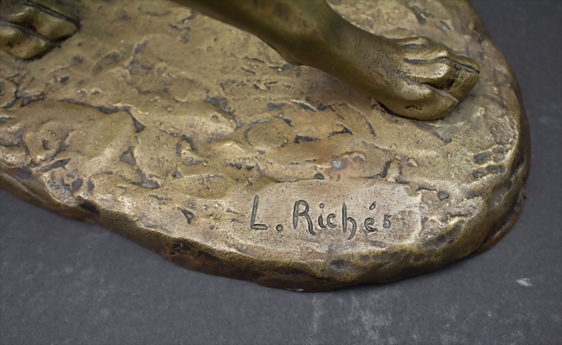 Louis RICHÉ (1877-1949), Bronzeplastik 'Mädchen mit zwei Hunden' / A bronze sculpture 'Girl ... - Image 7 of 9