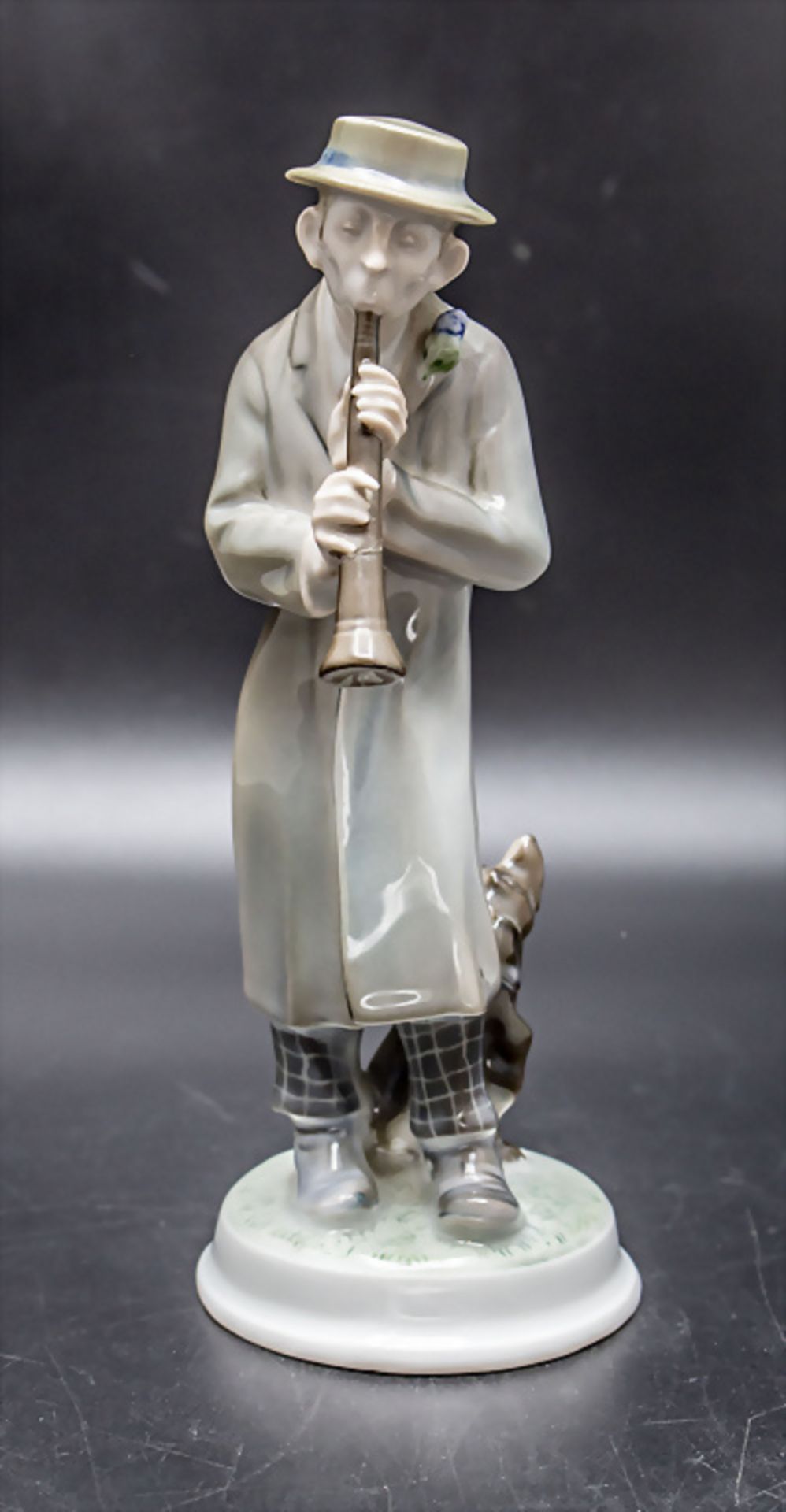 Porzellanfigur 'Klarinettist mit Hund' / A porcelain figure of a clarinetist with dog, ...