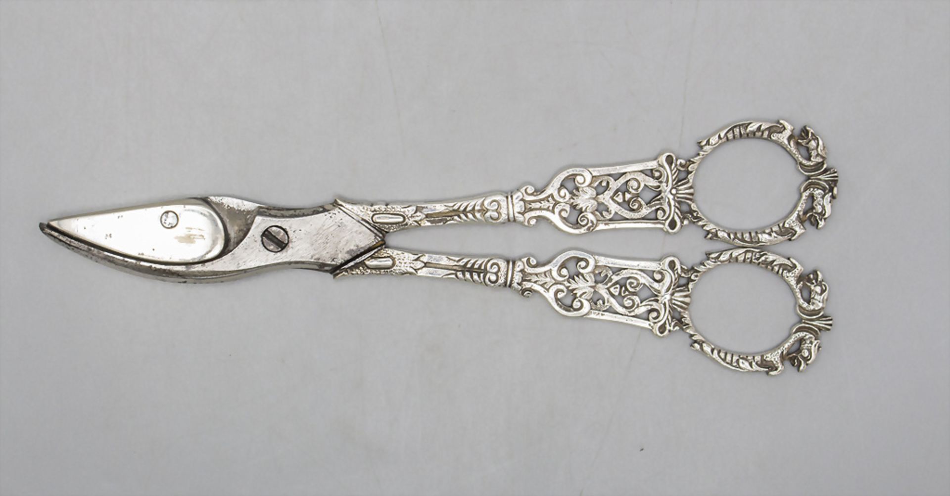 Traubenschere mit Greifen / Cisailles à raisin en argent / A silver grape shears/scissors with ...