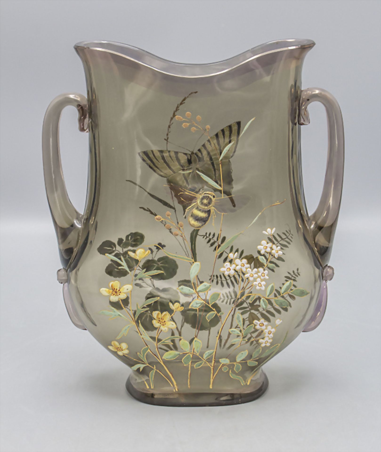 Jugendstil Vase mit Schmetterling / An Art Nouveau glass vase with handles and a swallowtail ... - Image 3 of 4