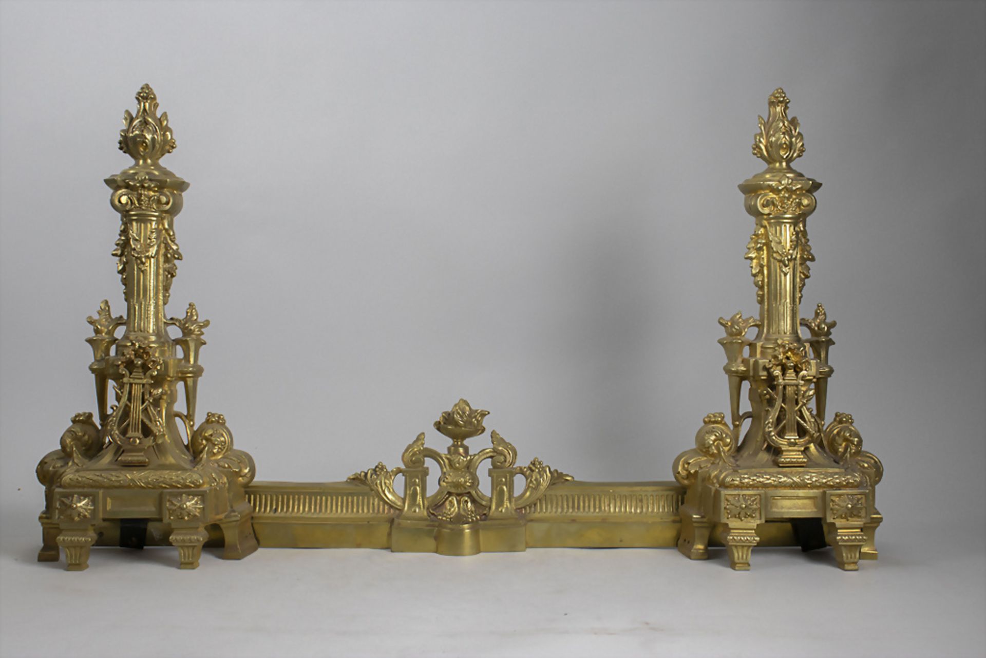 Paar Louis-Seize Kaminböcke / A pair of bronze fireplace chenets/andirons, Frankreich, 1. ... - Image 4 of 5