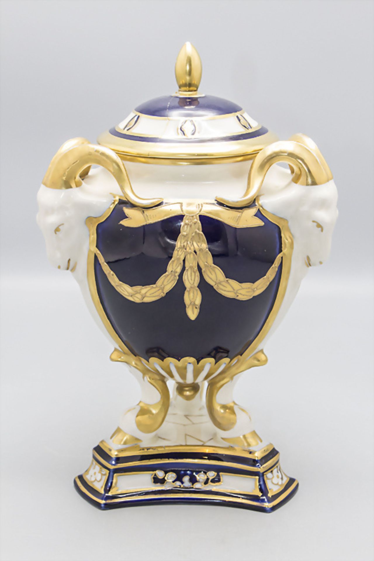 Figürliche Deckelvase / A figural lidded vase, Royal Dux, Böhmen, 1920er Jahre - Image 2 of 8