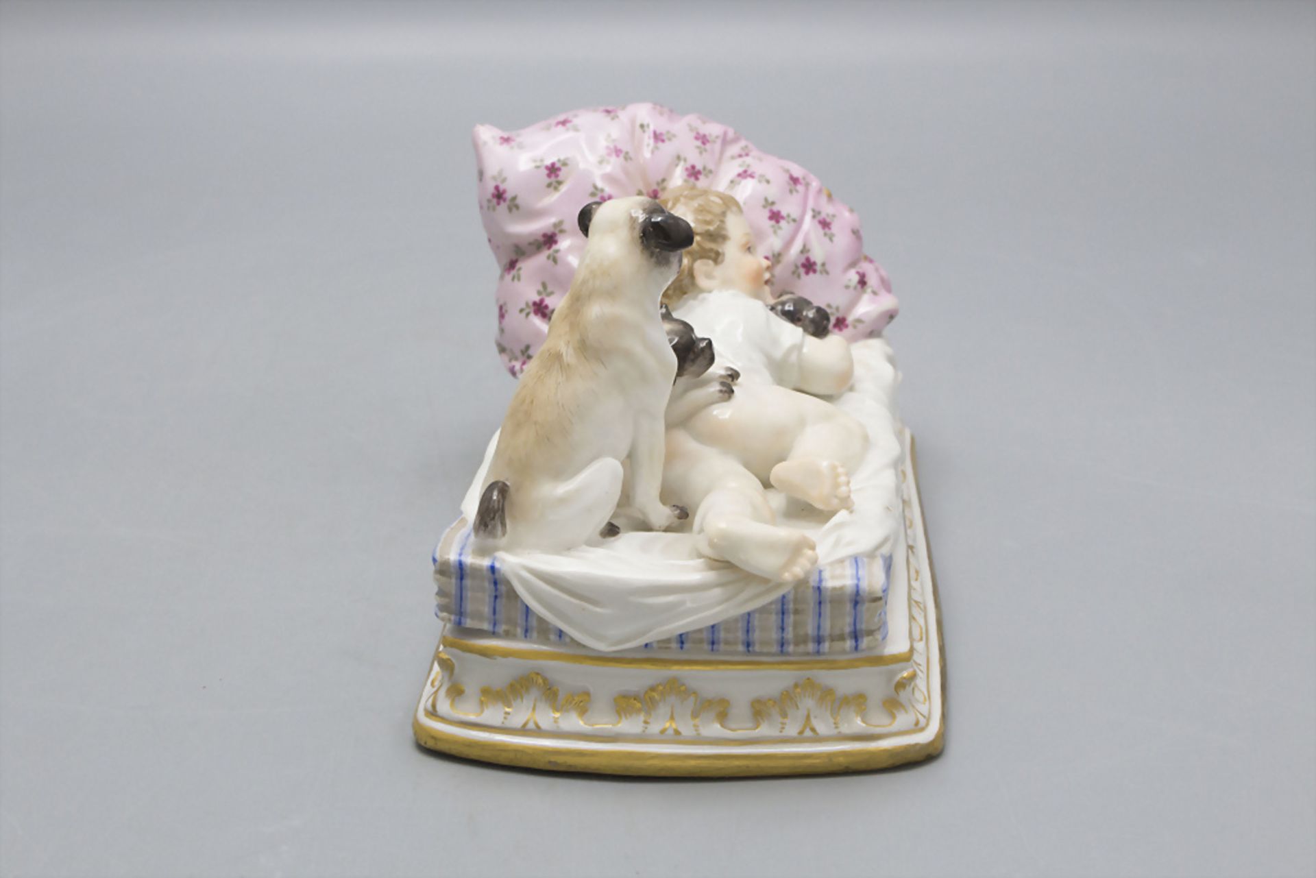 Kind mit 3 Mopshunden / A child with 3 pug dogs, Meissen, Ende 19. Jh. - Image 4 of 5