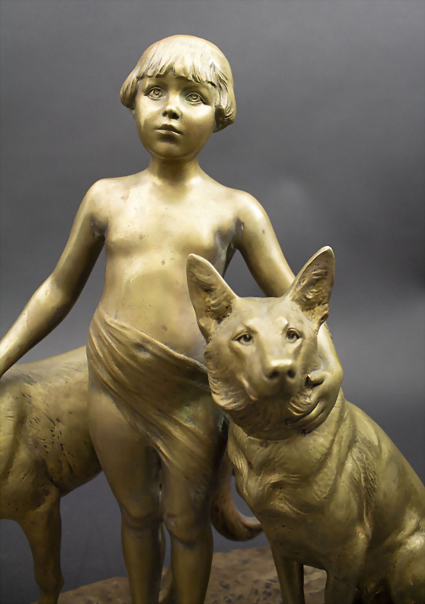 Louis RICHÉ (1877-1949), Bronzeplastik 'Mädchen mit zwei Hunden' / A bronze sculpture 'Girl ... - Image 2 of 9