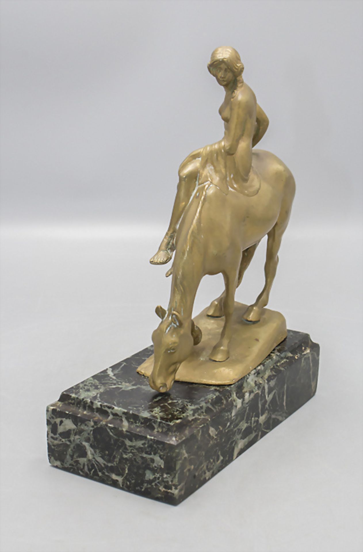 Jugendstil Bronze Skulptur 'Frauenakt auf grasendem Pferd' / An Art Nouveau bronze sculpture ... - Bild 2 aus 5