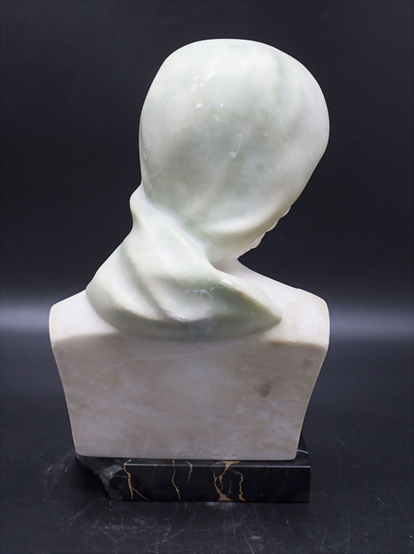 Marmorbüste eines Mädchens / A marble bust of a girl, um 1920 - Bild 4 aus 8