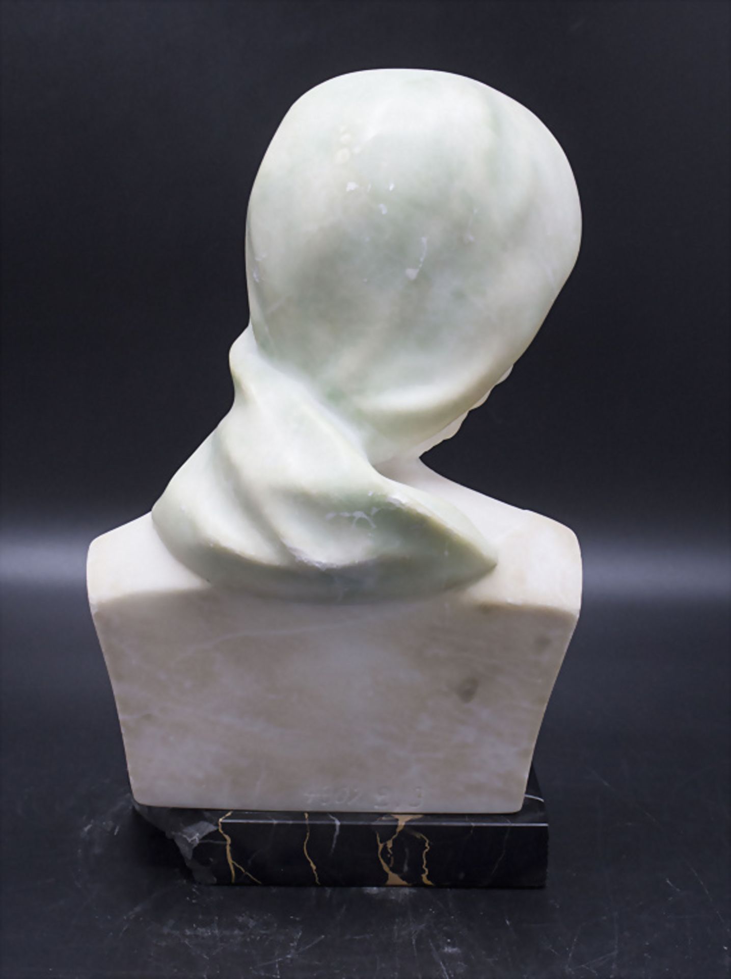 Marmorbüste eines Mädchens / A marble bust of a girl, um 1920 - Image 4 of 8