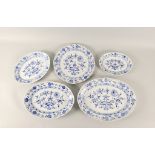 4 Servierplatten und 1 Servierteller mit Zwiebelmuster / 5 serving plates with onion pattern, ...