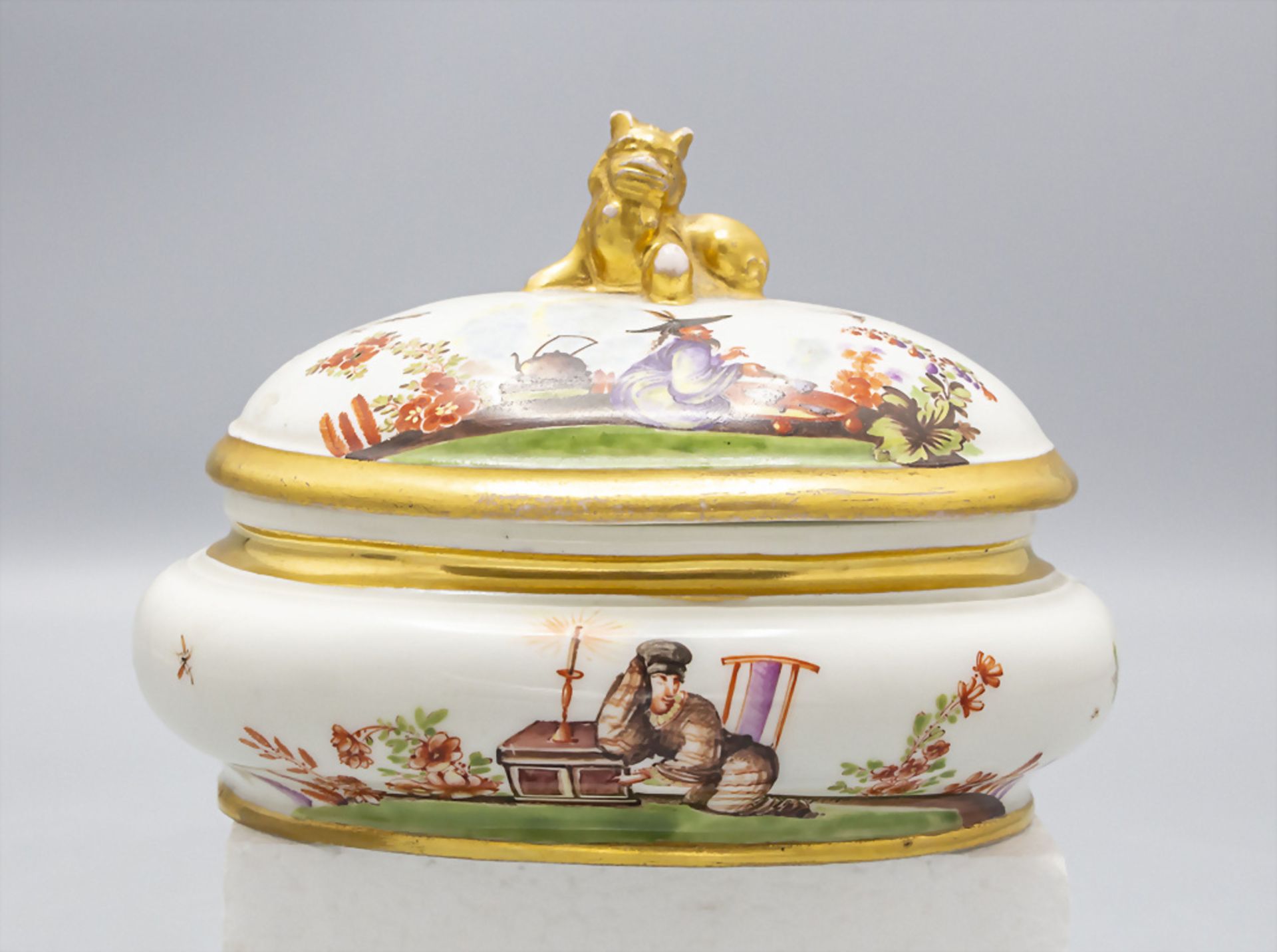 Sehr seltene Zuckerdose mit Hoeroldt-Chinoiserien und Foo-Hund Knauf / A very rare oval lidded ... - Bild 8 aus 13