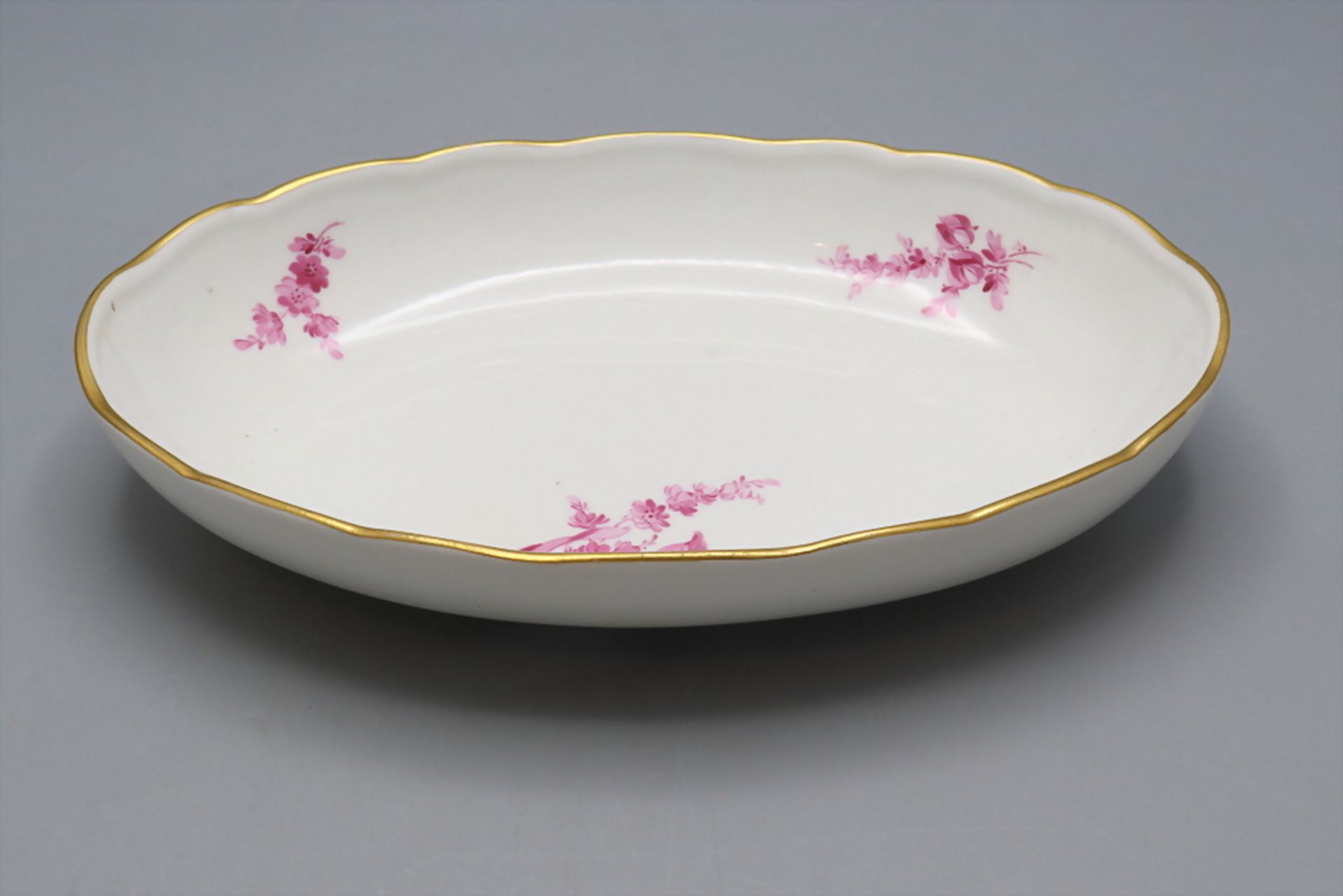 Ovale Schale mit Purpurmalerei / An oval bowl with purple flowers, Meissen, Mitte 19. Jh. - Image 2 of 9