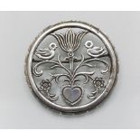 Jugendstil Silberbrosche mit Herz / An Art Nouveau silver brooch with birds and a heart, um 1920