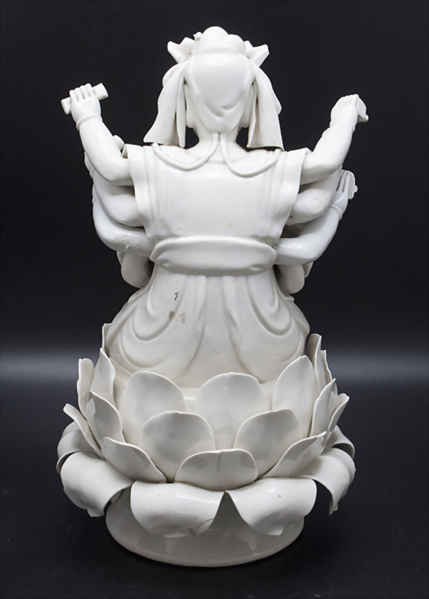 Zehn-armige Guanyin auf Lotosblütensockel / A ten-armed Guanyin on a lotus blossom base, Blanc ... - Image 3 of 6