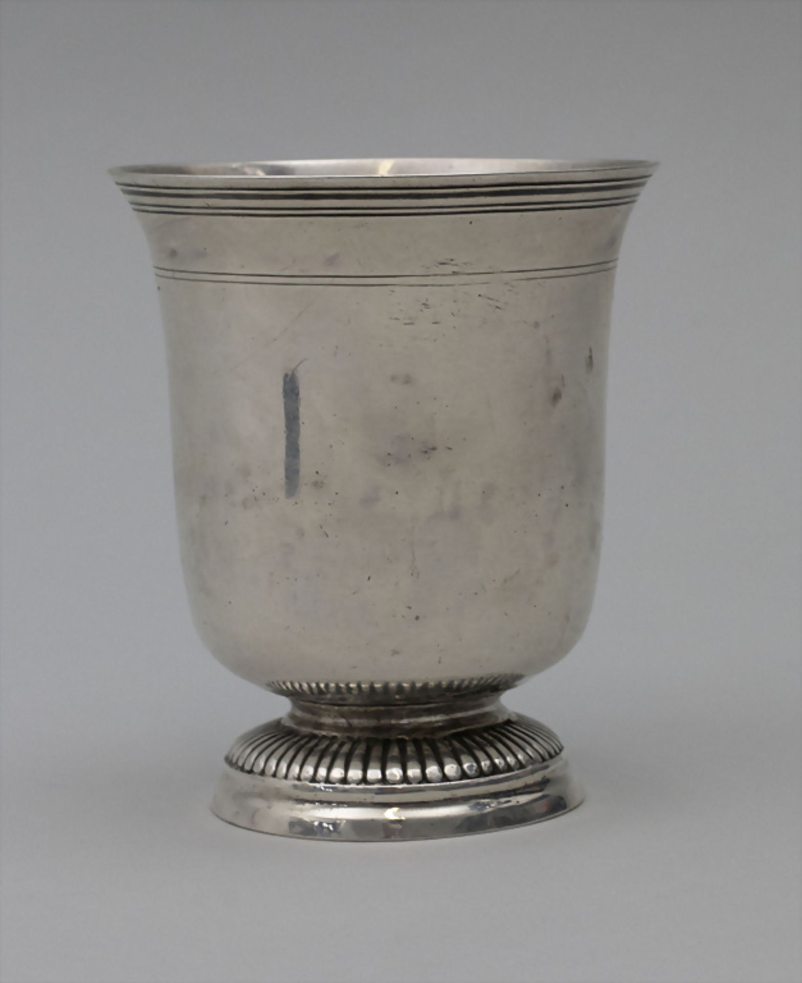 Glockenbecher / Timbale en argent massif / A bell shaped silver beaker, Frankreich, 18. Jh. - Image 2 of 6